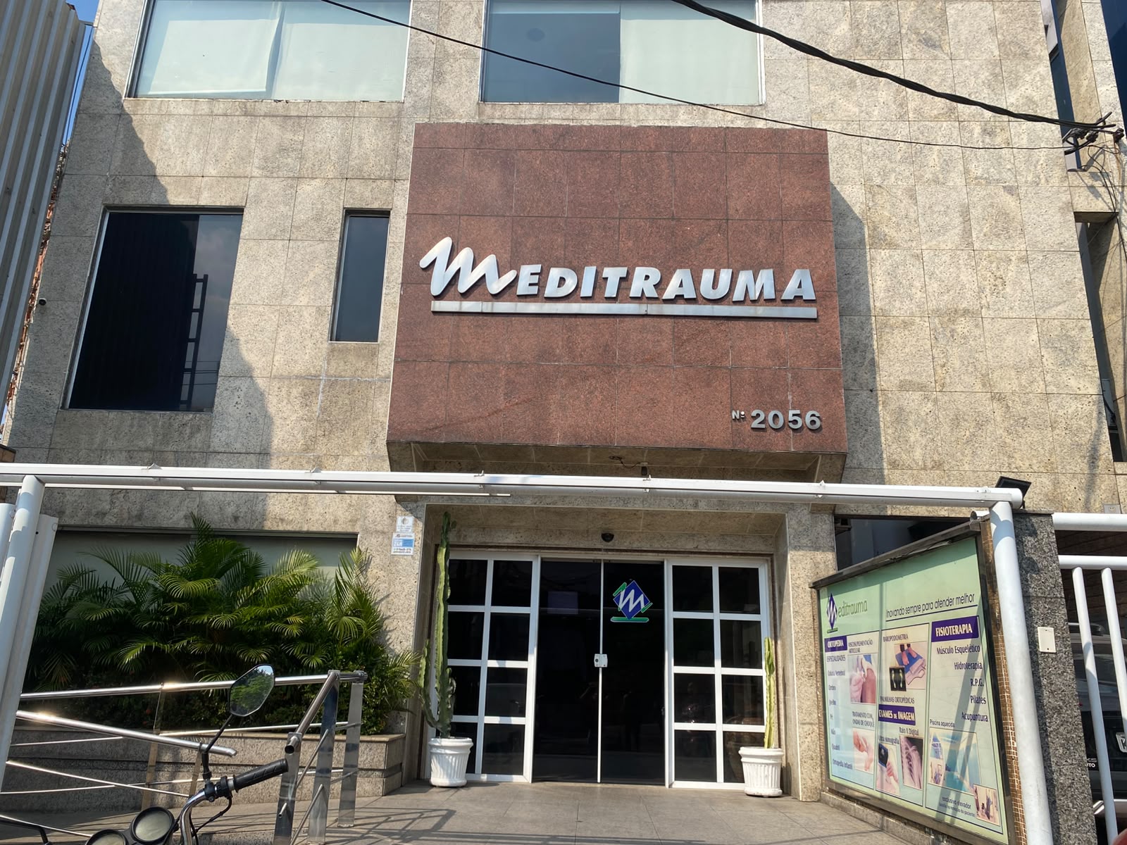 Fachada da clínica Meditrauma na Avenida Meriti, 2056, Vila da Penha