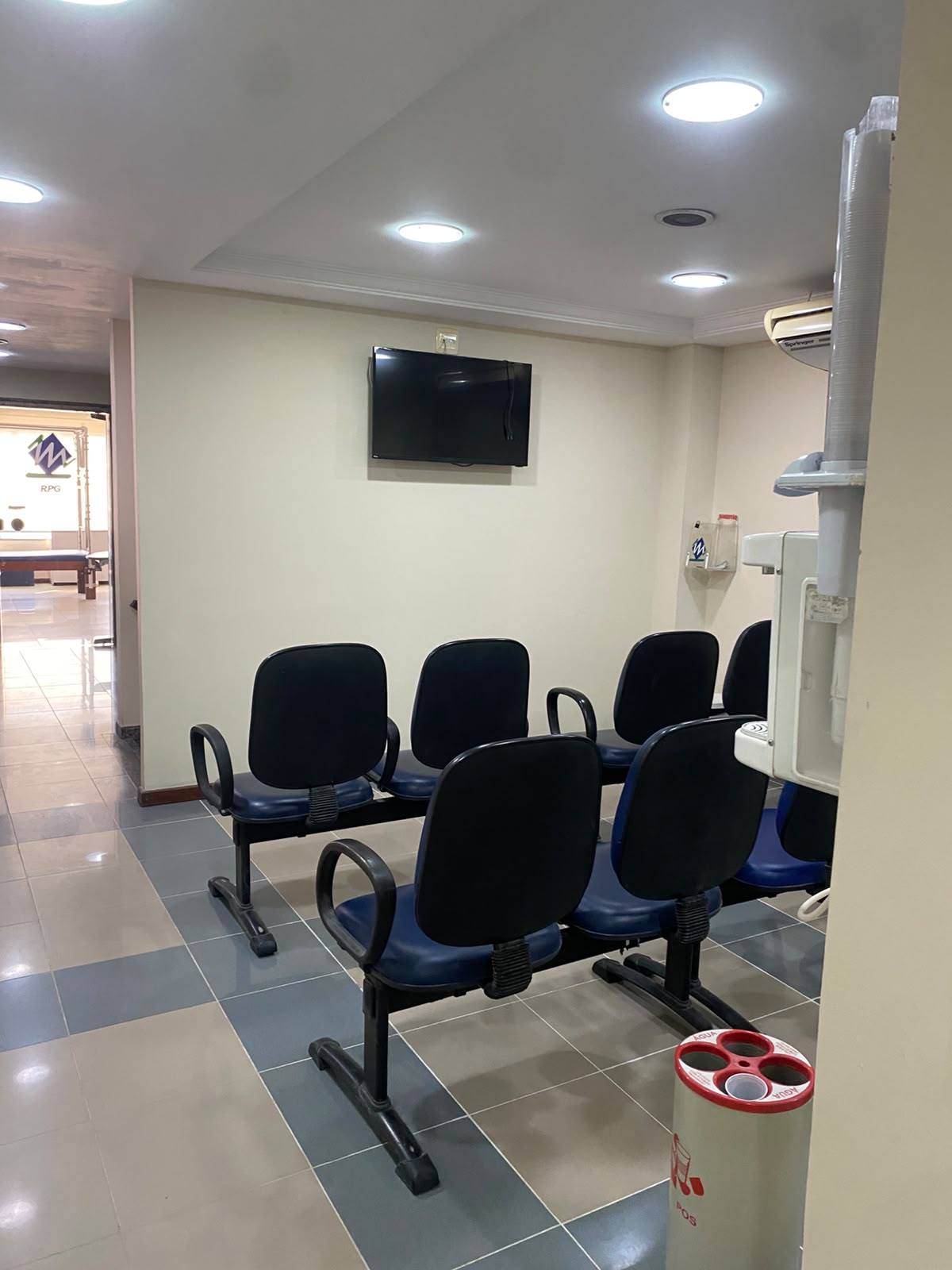 Acesso da clínica com rampa e corrimão em aço inox
