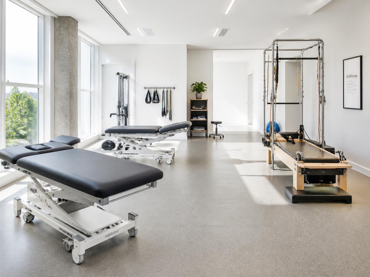 Sala de fisioterapia da Meditrauma com macas e aparelhos de pilates