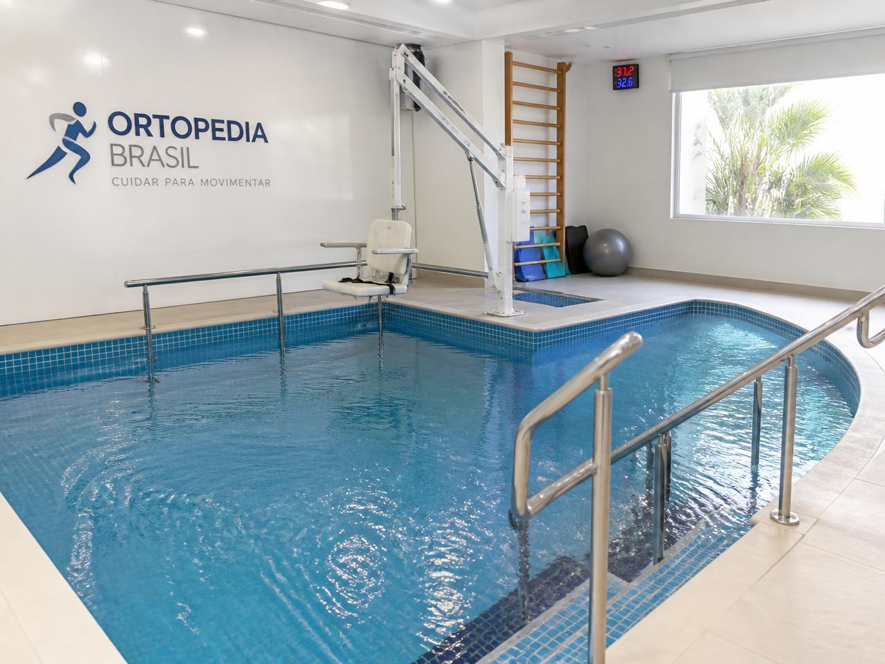 Piscina aquecida da Meditrauma usada para hidroterapia, com corrimão e equipamento de transferência